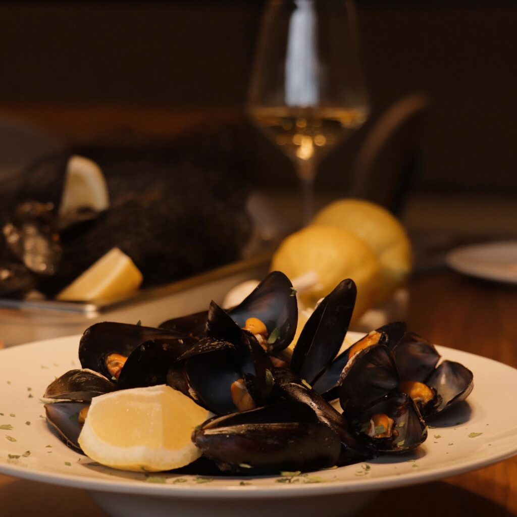 Plato de mejillones con una rodajita de limón