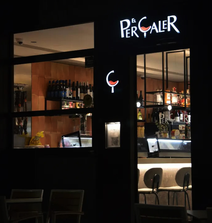 Fachada de Bodega el Percaler de noche iluminada